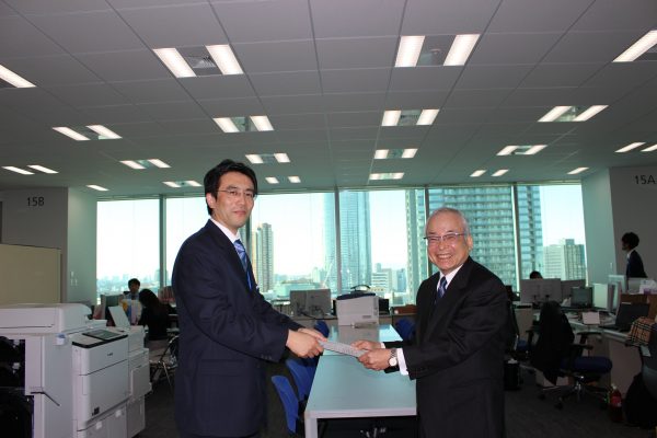 登録証を受け取る児玉会長